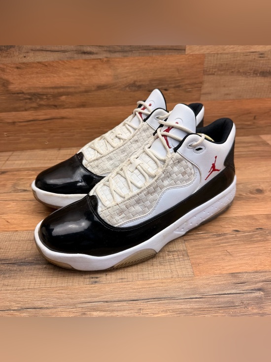 Nike Air Jordan Max Aura 2 size 10 White Gym Red Basketball Sneakers CK6636-102 main image 5
